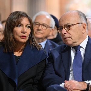La maire de Paris Anne Hidalgo et l'ancien Premier ministre français Bernard Cazeneuve lors de la cérémonie d'intronisation de Robert Badinter, ancien ministre de la Justice, au Panthéon à Paris, France, le 9 octobre 2025.  Photo par Eliot Blondet/ABACAPRESS.COM