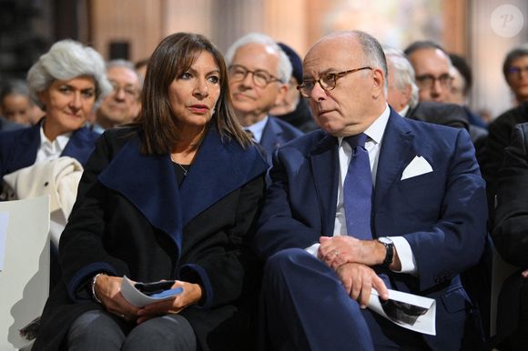 La maire de Paris Anne Hidalgo et l'ancien Premier ministre français Bernard Cazeneuve lors de la cérémonie d'intronisation de Robert Badinter, ancien ministre de la Justice, au Panthéon à Paris, France, le 9 octobre 2025.  Photo par Eliot Blondet/ABACAPRESS.COM