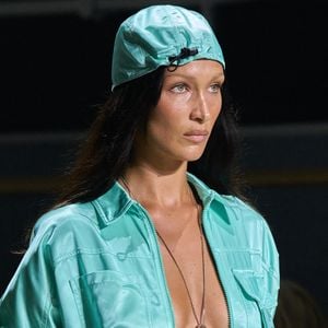 Ce bleu mentholé et lumineux quitte les écrins de bijoux pour envahir massivement le prêt-à-porter, les accessoires et la beauté.

Bella Hadid, Linda Evangelista et Grace Elizabeth défilent pour un défilé de mode spécial célébrant le 25e anniversaire de l'emblématique Fendi Baguette à New York, 9 septembre 2022.

©Bestimage