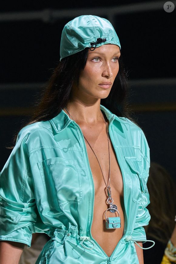 Ce bleu mentholé et lumineux quitte les écrins de bijoux pour envahir massivement le prêt-à-porter, les accessoires et la beauté.

Bella Hadid, Linda Evangelista et Grace Elizabeth défilent pour un défilé de mode spécial célébrant le 25e anniversaire de l'emblématique Fendi Baguette à New York, 9 septembre 2022.

©Bestimage