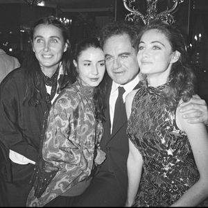 Guy Béart n'a pas eu qu'Emmanuelle comme enfant. Quatre ans avant "Manon des sources", naissait Eve, fille que le chanteur a eue avec Cécile de Bonnefoy du Charmel.

Guy Béart et ses deux filles Eve et Emmanuelle lors de la Première de "Manon des sources" à Paris © Bertrand Rindoff Petroff Bestimage