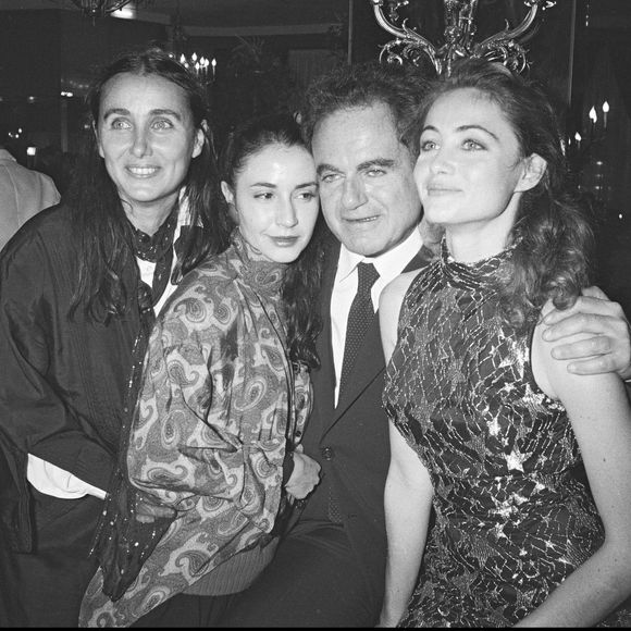 Guy Béart n'a pas eu qu'Emmanuelle comme enfant. Quatre ans avant "Manon des sources", naissait Eve, fille que le chanteur a eue avec Cécile de Bonnefoy du Charmel.

Guy Béart et ses deux filles Eve et Emmanuelle lors de la Première de "Manon des sources" à Paris © Bertrand Rindoff Petroff Bestimage