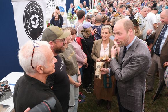 Le prince William et Sophie Rhys-Jones - Le Prince de Galles, connu sous le nom de Duc de Cornouailles lorsqu'il est en Cornouailles, et la Duchesse d'Edimbourg, avec des Duchy Pasties lors d'une visite au pavillon de l'alimentation et de l'agriculture au Royal Cornwall Show au Royal Cornwall Showground, Whitecross, Wadebridge, Angleterre, Royaume-Uni, le 6 juin 2025. Photo by Chris Jackson/PA Wire/ABACAPRESS.COM