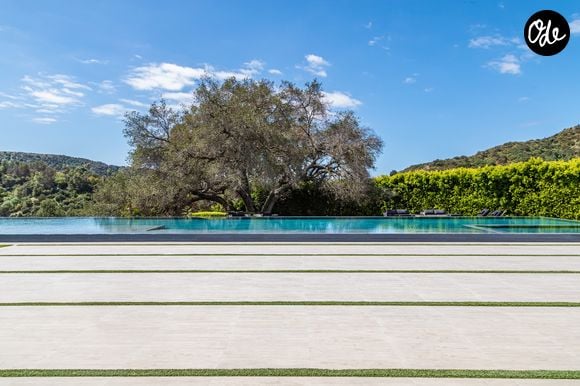L’ancienne propriété de Ben Affleck et Jennifer Lopez à Beverly Hills s’étend sur près de deux hectares. La résidence compte 12 chambres, 24 salles de bains, une piscine à débordement, un vaste complexe sportif et un garage pouvant accueillir 12 voitures. Crédit photo : Simon Berlyn.