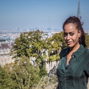 Amel Bent en marge du tournage du téléfilm de France 3 « Les sandales blanches » à Meudon le 18 septembre 2020. © Cyril Moreau / Bestimage