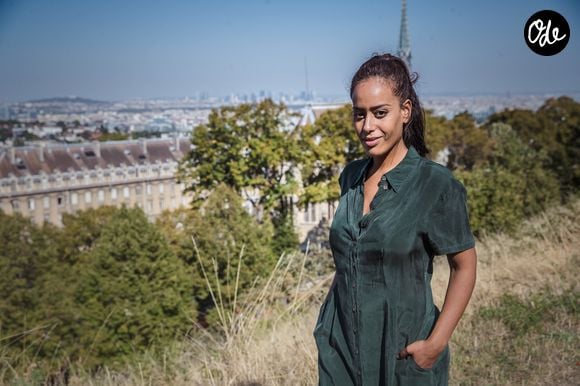 Amel Bent en marge du tournage du téléfilm de France 3 « Les sandales blanches » à Meudon le 18 septembre 2020. © Cyril Moreau / Bestimage