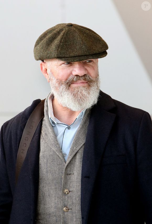 Exclusif - Le chef Philippe Etchebest se rend au salon professionnel des métiers de la bouche "Exphotel" à Bordeaux, France, le 21 novembre 2023, afin de rencontrer et se s'entretenir avec de jeunes chefs et talents des métiers de cuisine. Philippe Etchebest a abandonné son célèbre 4X4 Land Rover trop souvent bloqué dans les embouteillages de Bordeaux en échange d'une moto allemande, pour ses trajets entre ses rendez-vous et ses trois restaurants Bordelais. © Patrick Bernard/Bestimage