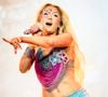 Les paillettes, l'eyeliner graphique et les couleurs vives signent un retour fracassant sur le devant de la scène.   

Zara Larsson sur la scène de l'Orange Stage au Danemark, le 4 juillet 2026.

© Sebastian Elias Uth/Ritzau Scanpix