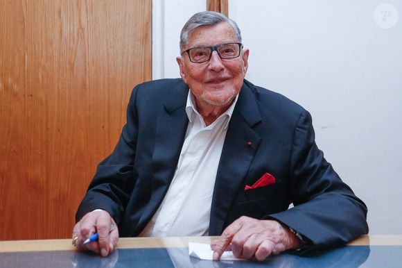 Cependant, ce spectacle fut un véritable désastre comme l'a récemment expliqué le producteur dans une interview diffusée sur "Tik Tok"

Exclusif - Jean-Claude Camus lors de la conférence de presse  pour la sortie du livre de JC.Camus "Pas né pour ça" à la mairie de Puteaux le 27 mai 2025.
© Christophe Clovis / Bestimage