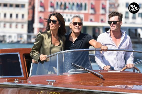 À bord d'un bateau-taxi, cheveux au vent et sourire aux lèvres, les deux amoureux sont arrivés en grandes pompes à la Mostra de Venise.

George et Amal Clooney arrivent à Venise lors du 83ème Festival International du Film de Venise (Mostra), à Venise, Italie, le 1er septembre 2026. © Cobra Team/Backgrid/Bestimage