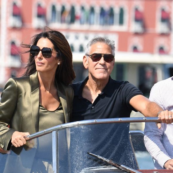 À bord d'un bateau-taxi, cheveux au vent et sourire aux lèvres, les deux amoureux sont arrivés en grandes pompes à la Mostra de Venise.

George et Amal Clooney arrivent à Venise lors du 83ème Festival International du Film de Venise (Mostra), à Venise, Italie, le 1er septembre 2026. © Cobra Team/Backgrid/Bestimage