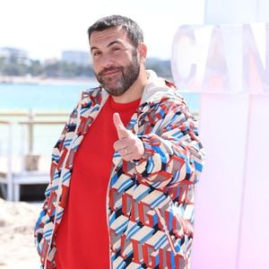 Laurent Ournac lors du photocall de "Camping paradis" sur la plage du Majestic lors de la 7eme saison de CanneSeries à Cannes le 6 avril 2024 .
© Denis Guignebourg/BestImage