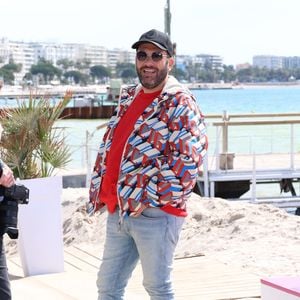 Laurent Ournac lors du photo call de ''Camping paradis'  sur la plage du Majestic lors de la 7eme saison de 'CanneSeries' à Cannes le 6 Avril 2024. © Denis Guignebourg/BestImage