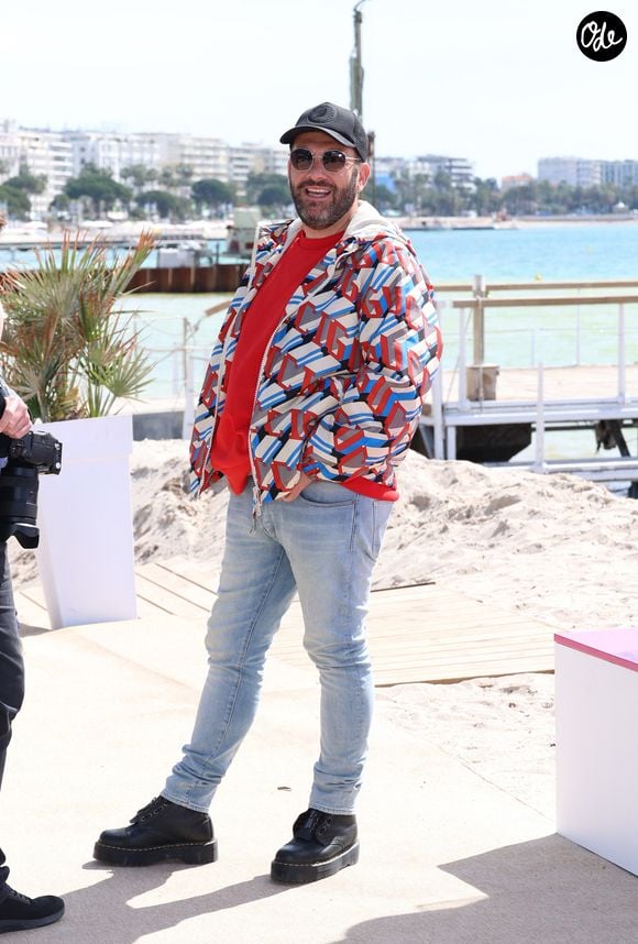Laurent Ournac lors du photo call de ''Camping paradis'  sur la plage du Majestic lors de la 7eme saison de 'CanneSeries' à Cannes le 6 Avril 2024. © Denis Guignebourg/BestImage