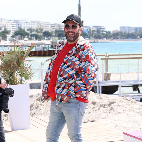 Laurent Ournac lors du photo call de ''Camping paradis'  sur la plage du Majestic lors de la 7eme saison de 'CanneSeries' à Cannes le 6 Avril 2024. © Denis Guignebourg/BestImage