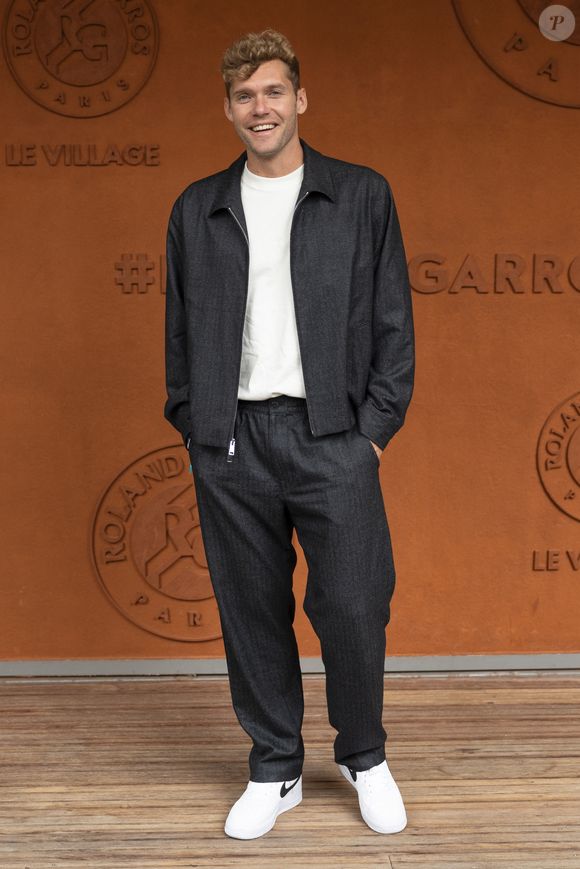 Ce lundi 18 août 2025, l'athlète français a annoncé sur Instagram qu'il venait d'épouser sa compagne Delphine.

Kevin Mayer au village lors des Internationaux de France de Tennis de Roland Garros 2025, à Paris, France, le 7 juin 2025. © Cyril Moreau/Bestimage