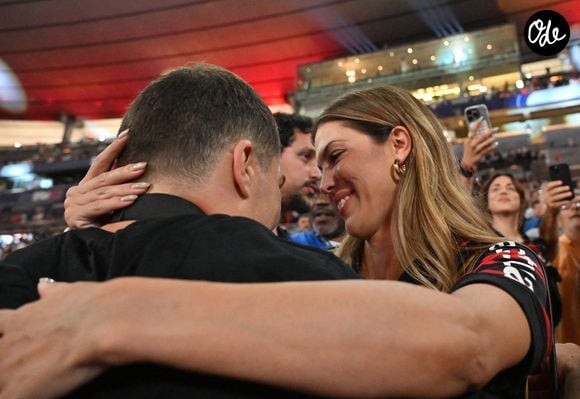 Ils ne s’étaient plus affichés ensemble lors d’un événement officiel depuis la finale du Top 14 en juin.

Iris Mittenaere et son compagnon Antoine Dupont - I.Mittenaere enlace son compagnon A.Dupont à l'issue de la victoire des Toulousains en finale du Top 14, face à Montpellier (28 - 20) au stade de France, le 27 juin 2026. © Christian Liewig / Bestimage