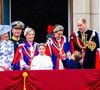 La famille royale britannique s'est agrandie !
Le prince Edward, duc d'Edimbourg, James Mountbatten-Windsor, Comte de Wessex, Lady Louise Windsor, Vice Admiral Sir Tim Laurence, Sophie, duchesse d'Edimbourg, la princesse Charlotte de Galles, le prince Louis de Galles, le prince William, prince de Galles, et Catherine (Kate) Middleton, princesse de Galles et le prince George de Galles - La famille royale britannique salue la foule sur le balcon du palais de Buckingham lors de la cérémonie de couronnement du roi d'Angleterre à Londres