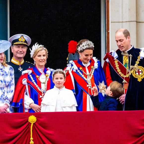 La famille royale britannique s'est agrandie !

Le prince Edward, duc d'Edimbourg, James Mountbatten-Windsor, Comte de Wessex, Lady Louise Windsor, Vice Admiral Sir Tim Laurence, Sophie, duchesse d'Edimbourg, la princesse Charlotte de Galles, le prince Louis de Galles, le prince William, prince de Galles, et Catherine (Kate) Middleton, princesse de Galles et le prince George de Galles - La famille royale britannique salue la foule sur le balcon du palais de Buckingham lors de la cérémonie de couronnement du roi d'Angleterre à Londres