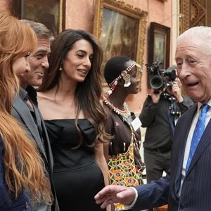 George et Amal Clooney avec le roi Charles lors de la réception en l'honneur des lauréats des King's Trust Awards au palais de Buckingham le 25 juin 2025  Stefan Rousseau/WPA-Pool/Bestimage