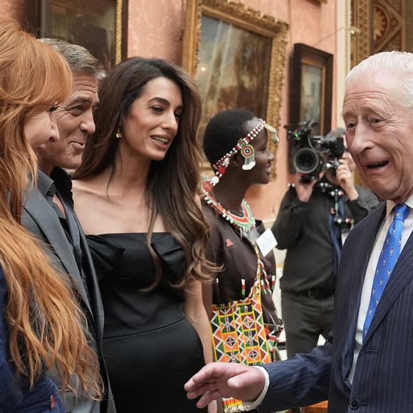George et Amal Clooney avec le roi Charles lors de la réception en l'honneur des lauréats des King's Trust Awards au palais de Buckingham le 25 juin 2025  Stefan Rousseau/WPA-Pool/Bestimage