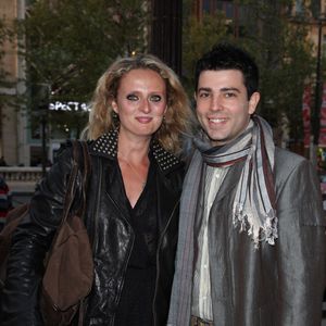 Mais la jeune quadragénaire, qui s'est mariée à un restaurateur et qui est mère de trois enfants, a tenu à rendre un autre hommage aux carrières de ses mentors... 

Aurore Auteuil et son mari Jimmy Chatras arrivent à la première de "La fille du puisatier" au Gaumont Marignan, Paris, le 14 avril 2011. Crédit Abaca