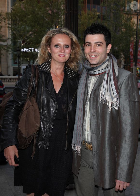 Mais la jeune quadragénaire, qui s'est mariée à un restaurateur et qui est mère de trois enfants, a tenu à rendre un autre hommage aux carrières de ses mentors... 

Aurore Auteuil et son mari Jimmy Chatras arrivent à la première de "La fille du puisatier" au Gaumont Marignan, Paris, le 14 avril 2011. Crédit Abaca