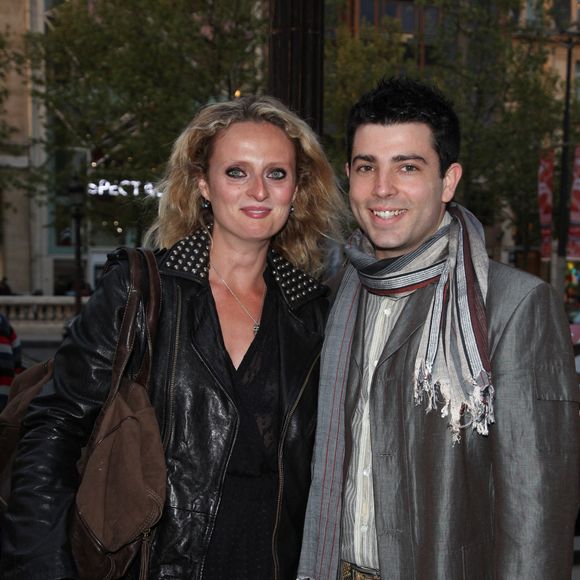 Mais la jeune quadragénaire, qui s'est mariée à un restaurateur et qui est mère de trois enfants, a tenu à rendre un autre hommage aux carrières de ses mentors... 

Aurore Auteuil et son mari Jimmy Chatras arrivent à la première de "La fille du puisatier" au Gaumont Marignan, Paris, le 14 avril 2011. Crédit Abaca