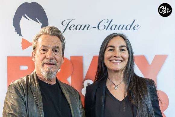 "J'ai eu envie de le faire, donc je l'ai fait", a-t-il simplement expliqué.

Florent Pagny et Azucena Caamaño à la première de la pièce "Jean-Claude et Josephine, une histoire vraie jamais racontée" au théâtre de Passy à Paris le 16 septembre 2025.

© Benjamin Babiz / Bestimage