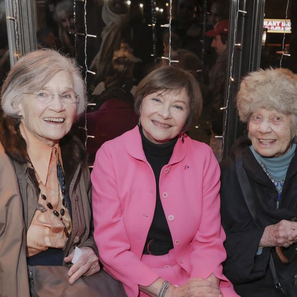 Sa famille a annoncé la nouvelle dans un message exprimant leur profonde tristesse.


Exclusif -  Macha Méril entourée de ses soeurs Elisabeth et Hélène Gagarine - Première de la pièce "Une Étoile" au théatre Montparnasse, suivie du’un cocktail - Paris le 9 février 2023. © Jack Tribeca / Bestimage