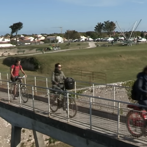 Balade dans l'Île de Ré dans l'émission Echappées Belles de France 5, le 31 octobre 2025. YouTube/Echappées Belles