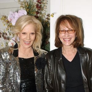"Toujours sous le choc, j’ai du mal à croire que tu sois partie". C'est ainsi que Sylvie Vartan a rendu hommage à Nathalie Baye.

Nathalie Baye et Sylvie Vartan - Michel Drucker a rendu visite à Sylvie Vartan lors de l'un de ses spectacles au Palais des congrès à Paris