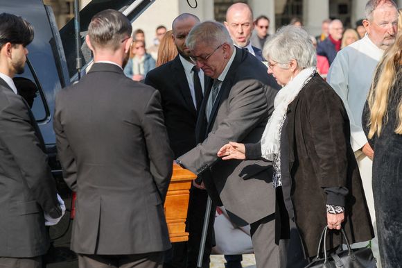 Brigitte et Daniel Dequenne, les parents de la défunte à la sortie des obsèques d'Emilie Dequenne au cimetière Père Lachaise à Paris, France, le 26 mars 2025. © Cyril Moreau/Bestimage