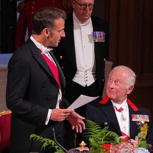 Le président Emmanuel Macron et sa femme Brigitte Macron lors d'un dîner d'état au chateau de Windsor avec le roi Charles III d'Angleterre et la reine consort Camilla le 8 juillet 2025.

© Yui Mok / Pool / Julien Burton via Bestimage
