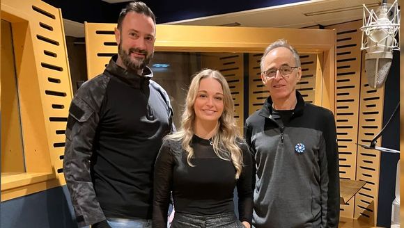 Vendredi 11 juillet 2025, le Bleuet de France a fait une jolie annonce au sujet de Jean-Jacques Goldman sur les réseaux sociaux. "C’est désormais officiel : Jean-Jacques Goldman a fait don gracieusement au Bleuet de France de la chanson "On sera là", ainsi que de tous les droits et masters afférents !"

Photo de Jean Jacques Goldman en compagnie de Yvard et d'Eloïz pour le Bleuet de France publiée le vendredi 11 juillet 2025 ©X