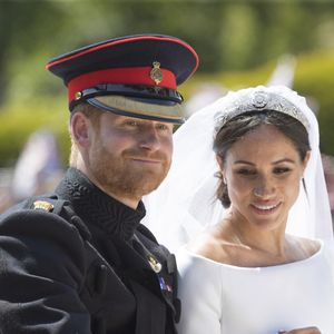 Le prince Harry, duc de Sussex, et Meghan Markle, duchesse de Sussex, en calèche à la sortie du château de Windsor après leur mariage. © Agence / Bestimage