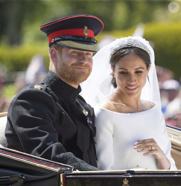 Le prince Harry, duc de Sussex, et Meghan Markle, duchesse de Sussex, en calèche à la sortie du château de Windsor après leur mariage. © Agence / Bestimage