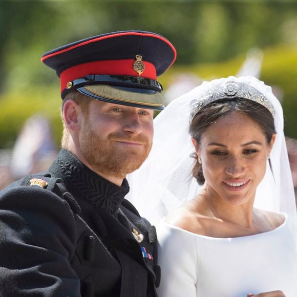Le prince Harry, duc de Sussex, et Meghan Markle, duchesse de Sussex, en calèche à la sortie du château de Windsor après leur mariage. © Agence / Bestimage