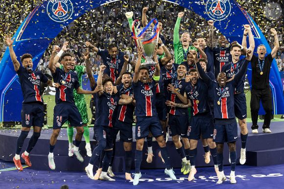 Marquinhos soulève la coupe aux grandes oreilles avec ses coéquipiers Nuno Mendez, Willian pacho, Fabian Ruiz, Gianluigi Donnaruma,  Désiré Doué, Achraf Hakiml, Vitinha, Joao Neves, Khvicha Kvaratskhelia, Warren Zaïre-Emery, Gonçalo Ramos, Ousmane Dembélé, Presnel Kimpembe, Lucas Beraldo, Matvei Safonov, Kang-In Lee et Luis Enrique - Le PSG remporte la Ligue Des Champions 2025, pour la première fois de son histoire, face à l'Inter Milan (5-0) à l'Allianz Arena de Munich, le 31 mai 2025. © Cyril Moreau/Bestimage