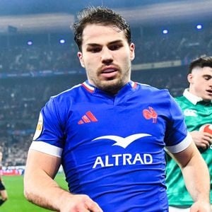 Avec son frère Clément, Cyril Baille et le restaurateur Thomas Affre, il a ouvert en 2025 le restaurant Chez Jean, la Métairie Dupont dans son village d'enfance de Castelnau-Magnoac.

Antoine Dupont lors du match d'ouverture du Tournoi des six nations: France-Irlande (36-14) au Stade de France à Saint-Denis le 5 février 2026.

© Baptiste Autissier /PsnewZ / Bestimage