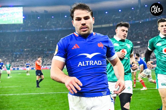 Avec son frère Clément, Cyril Baille et le restaurateur Thomas Affre, il a ouvert en 2025 le restaurant Chez Jean, la Métairie Dupont dans son village d'enfance de Castelnau-Magnoac.

Antoine Dupont lors du match d'ouverture du Tournoi des six nations: France-Irlande (36-14) au Stade de France à Saint-Denis le 5 février 2026.

© Baptiste Autissier /PsnewZ / Bestimage