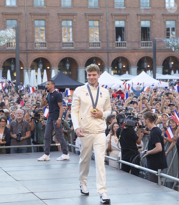 Léon Marchand - Les Toulousains ont accueilli avec ferveur les athlètes de la Ville rose et de ses alentours, après leur performance aux Jeux Olympiques de Paris 2024 sur la place du Capitole le 18 septembre 2024. © Frédéric Maligne/Bestimage