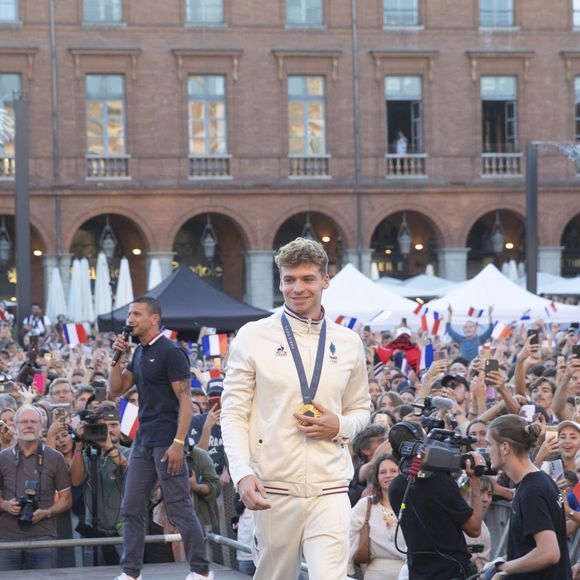 Léon Marchand - Les Toulousains ont accueilli avec ferveur les athlètes de la Ville rose et de ses alentours, après leur performance aux Jeux Olympiques de Paris 2024 sur la place du Capitole le 18 septembre 2024. © Frédéric Maligne/Bestimage