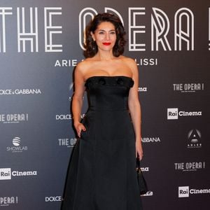 Caterina Murino assiste au photocall de The Opera ! - Arie Per Un'Eclissi au Teatro Alla Scala le 19 janvier 2025 à Milan, Italie. © Lucia Sabatelli / Bestimage