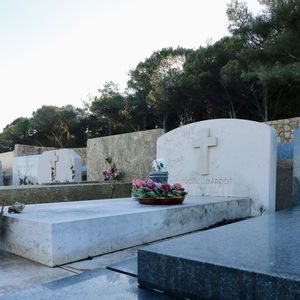 Le caveau familial de la famille Bardot au cimetière marin de Saint-Tropez le 29 décembre 2025. Brigitte Bardot y sera inhumée aux côtés de son père, Louis Bardot (1896-1975) et de sa mère Anne-Marie Mucel (1912-1978). © Franz Chavaroche / Bestimage