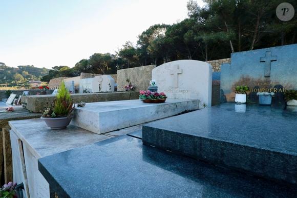 Le caveau familial de la famille Bardot au cimetière marin de Saint-Tropez le 29 décembre 2025. Brigitte Bardot y sera inhumée aux côtés de son père, Louis Bardot (1896-1975) et de sa mère Anne-Marie Mucel (1912-1978). © Franz Chavaroche / Bestimage