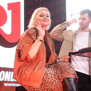 La chanteuse Louane Emera, invitée de la radio NRJ, au centre commercial Aushopping à Bordeaux-Lac. Le 6 mars 2024
© Jean-Marc Lhomer / Bestimage