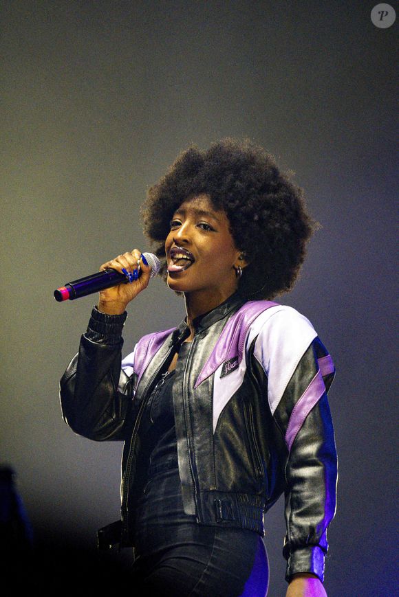 Ebony laisse entendre en conclusion qu'elle pourrait bien également être absente des prochains shows mais promet de revenir très vite "en pleine forme pour tout donner sur scène". 

Ebony - Les artistes se produisent lors du concert "Scoop Live" de Radio Scoop à la LDLC Arena de Décines près de Lyon, le 25 février 2025. 
© Sandrine Thesillat / PsnewZ / Bestimage