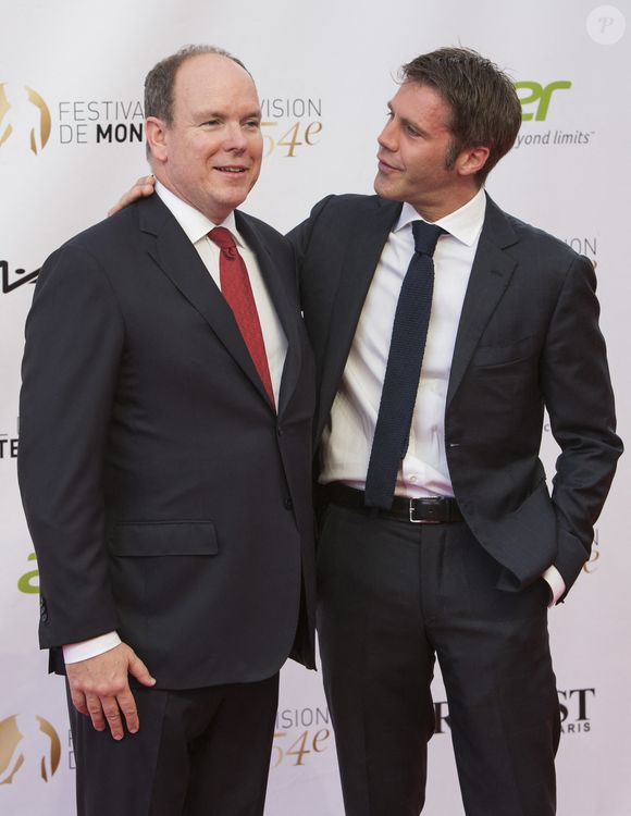 Le prince Albert II de Monaco et le prince Emanuele Filiberto di Savoia posant lors de la cérémonie d'ouverture du 54e Festival de télévision de Monte-Carlo à Monte-Carlo, Monaco, le 7 juin 2014. Photo par Marco Piovanotto/ABACAPRESS.COM