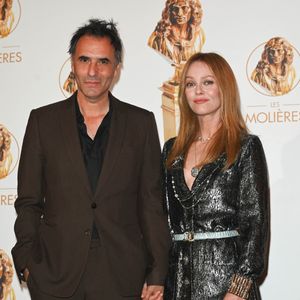 Située non loin du lieu où la chanteuse s'est mariée à Samuel Benchetrit, cette demeure est implantée sur un site de 5 hectares, dont 3 de bois comprenant sept sources.

Samuel Benchetrit et sa femme Vanessa Paradis au photocall de la 33ème cérémonie des Molières aux Folies Bergère à Paris le 30 mai 2022.
© Coadic Guirec / Bestimage